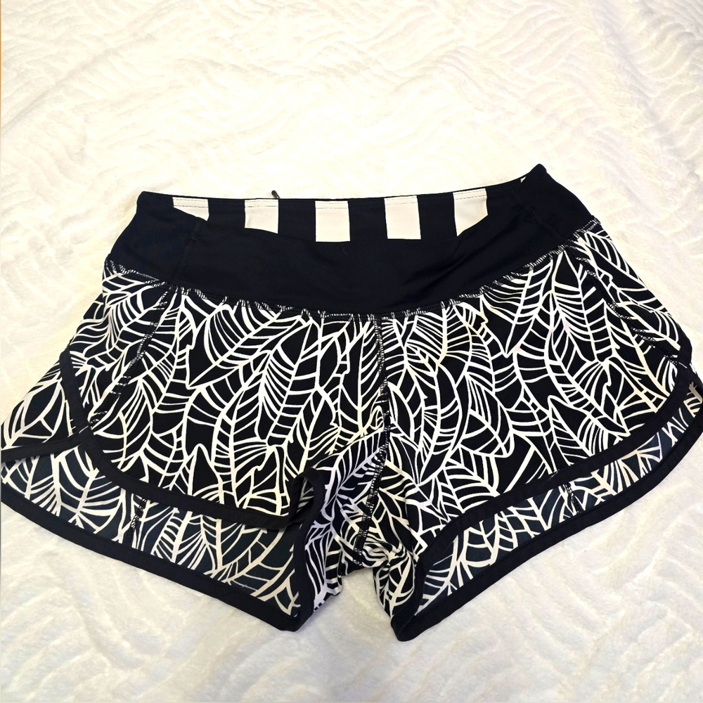 LULULEMON Black and White Leaf Print Women's Shorts. Size 6